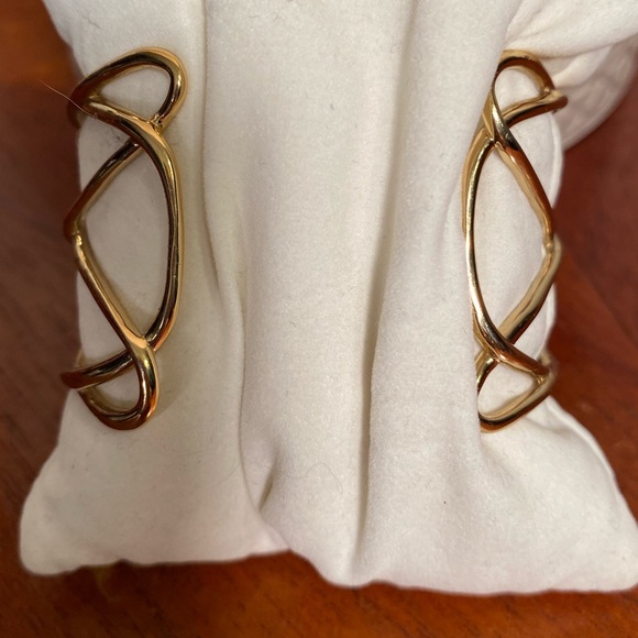 ALEXIS BITTAR
Miss Havisham Liquid Crystal Barbed Cuff
Gold-tone. Signed. Rare. - Picture 7 of 7